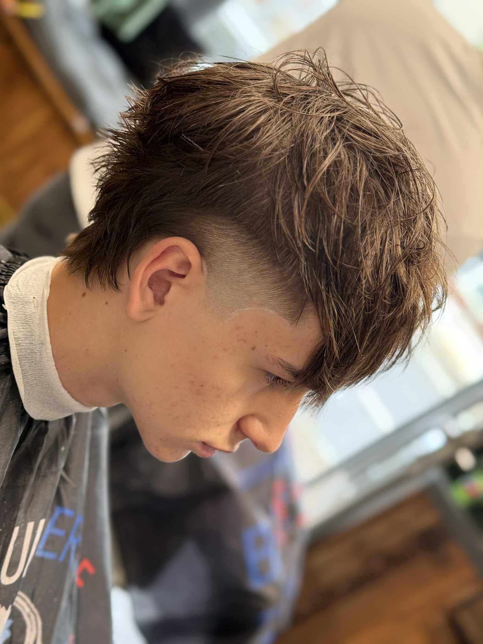 Texturovaný hnědý střih se skin fade a linkou