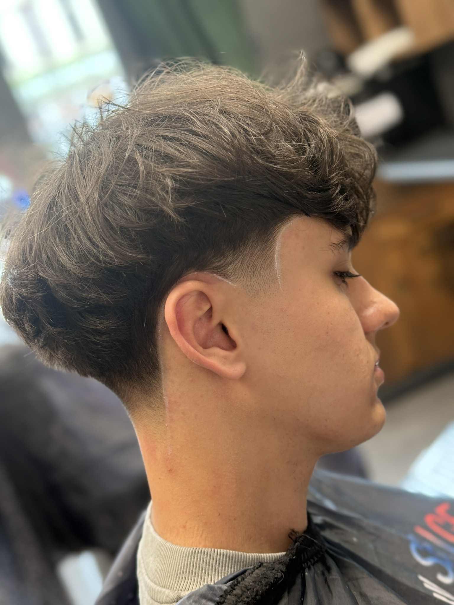 Objemný tmavý crop s low skin fade