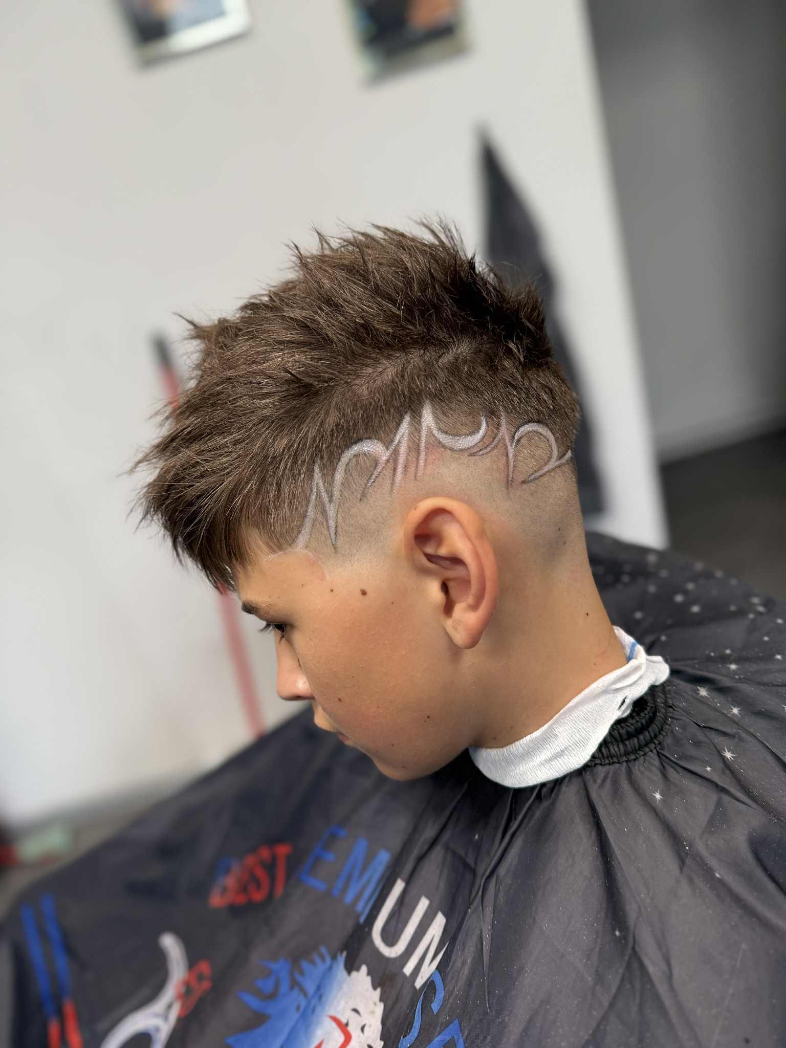 Ostnatý střih se skin fade a vlnovým designem